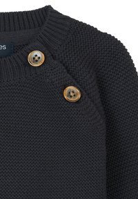 Granatowy sweter z dzianiny o teksturowanym wykończeniu, z prążkowanym dekoltem i dwoma jasnobrązowymi guzikami na ramieniu.