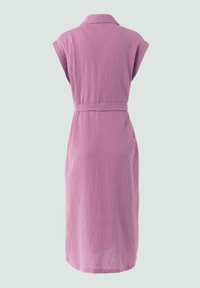 Różowa, strukturalna sukienka z krótkimi rękawami, kołnierzykiem i przewiązywanym paskiem w talii. Sukienka o długości midi z luźnym krojem.