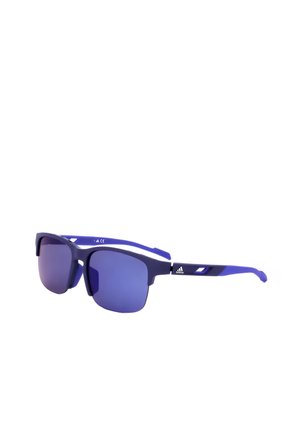 Occhiali da sole sportivi blu con lenti rettangolari colorate e logo Adidas sull’asta, su sfondo bianco.