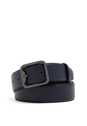 Ceinture en cuir bleu foncé enroulée avec une boucle carrée en métal noir et deux trous de réglage visibles sur fond blanc.
