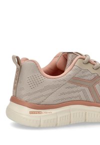 Zapatilla deportiva beige con parte superior de malla texturizada, acento melocotón, suela ligera acolchada y marca "HYPERLIGHT" en el lateral.