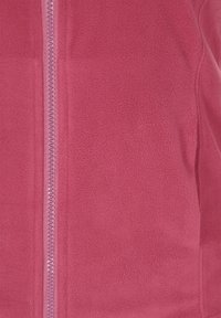Rosa Fleecejacke mit durchgehendem Reißverschluss, glatter Textur und kontrastierenden Reißverschlussdetails entlang der Mitte.