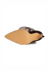 Brązowy skórzany but z zaostrzonym czubkiem, gładką cholewką i teksturowaną podeszwą. Złoty akcent i subtelny wzór na skórze.