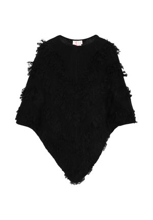 Poncho negru din țesătură texturată, cu franjuri stratificați de-a lungul marginilor, un guler rotund și o formă triangulară largă.