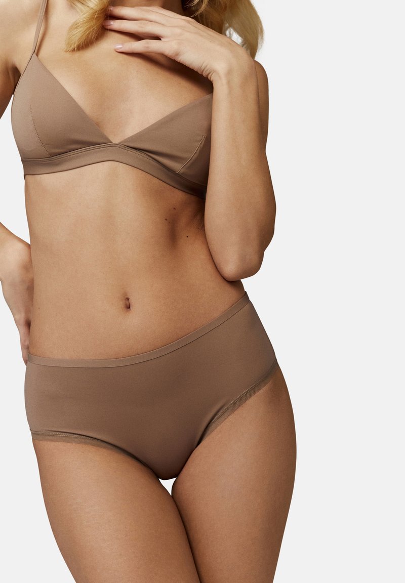 Reggiseno marrone senza cuciture con design triangolare e spalline regolabili, abbinato a un perizoma a vita alta coordinato, entrambi in un tessuto morbido e liscio.