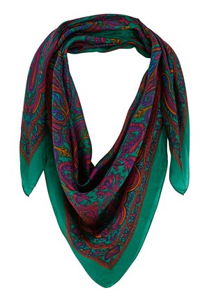 Pañuelo de seda verde con intrincados patrones paisley en púrpura, naranja y azul, drapeado en forma de V con extremos puntiagudos.