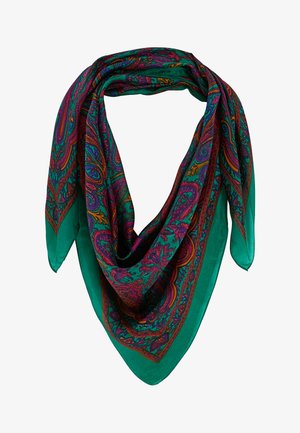 Pañuelo de seda verde con intrincados patrones paisley en púrpura, naranja y azul, drapeado en forma de V con extremos puntiagudos.