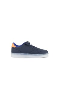 Baskets de sport navy avec des accents orange et bleu, fabriquées en matériau synthétique lisse, dotées d'une semelle texturée et d'un design à lacets.