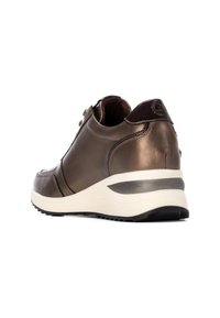 Zapatilla de cuero bronce con un acabado texturizado, que presenta un cuello acolchado, suela prominente y acentos plateados en contraste. Suela de goma.