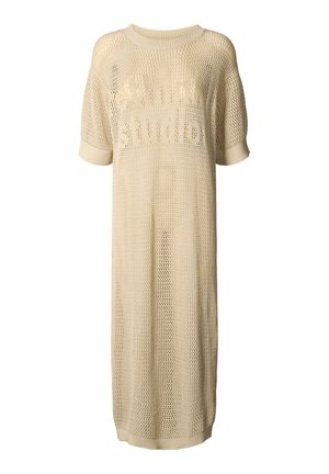 Strikket beige kjole med løs pasform, korte ærmer og rund hals; har en mesh-struktur og teksten "Rethink Studio".