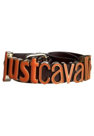 Nahkavyö, jossa isoilla oransseilla ja kultaisilla kirjaimilla lukee "Just Cavalli" etupuolella, ja kullanvärinen solki.