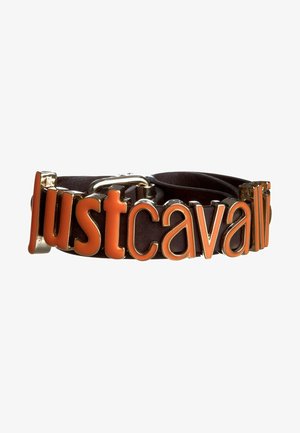 Leren riem met grote oranje en gouden letters die "Just Cavalli" aan de voorkant spellen en een gouden gesp.