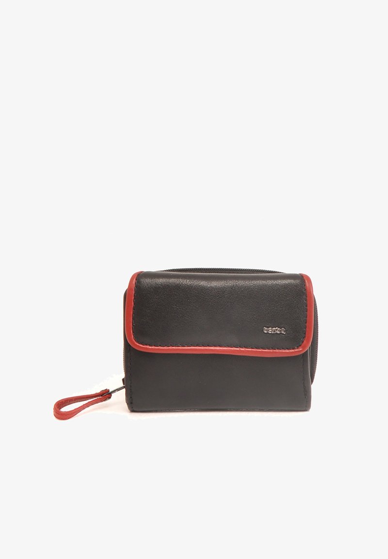 Zwarte leren portemonnee met rode accenten, rechthoekig ontwerp, ritssluiting en een polsband. Gladde textuur met een elegante afwerking.