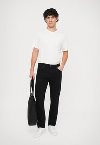 AG Jeans EVERETT STRAIGHT - Calças de ganga de perna direita - super black