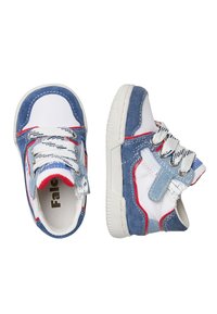 Sneakers blu in suede e bianchi in pelle con dettagli rossi, dotati di lacci, una fascia a strappo e una suola in gomma testurizzata.
