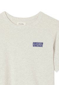 Lysegrå bomulds-T-shirt med rund halsudskæring og korte ærmer. Har en blå broderet "AMERICAN VINTAGE" logo på brystet.