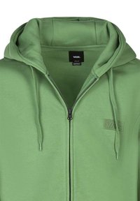 Felpa verde con zip, cappuccio, lacci e logo. Presenta una texture liscia e una zip nera. Tessuto leggero, design casual.