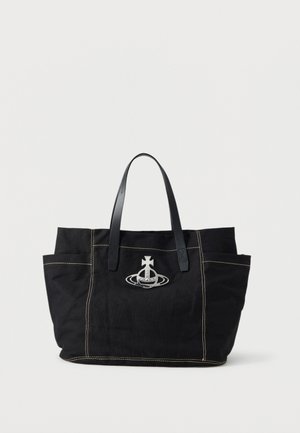 Mustastahmast kandekott esiküljel hõbedase sfäärilise logoga, valgete kontrastõmblustega ja kahe musta nahast sangaga, ühtlasel valgel taustal.