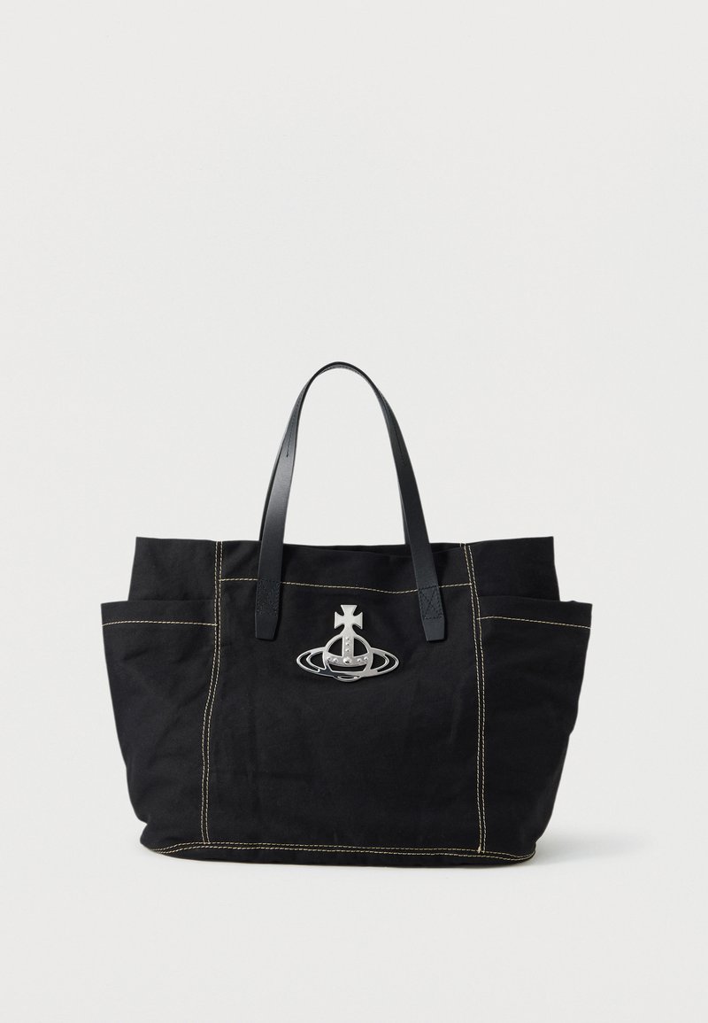 Czarna torba tote z srebrnym logo w kształcie orb, białym kontrastowym przeszyciem oraz dwoma czarnymi skórzanymi uchwytami na jednolitym białym tle.