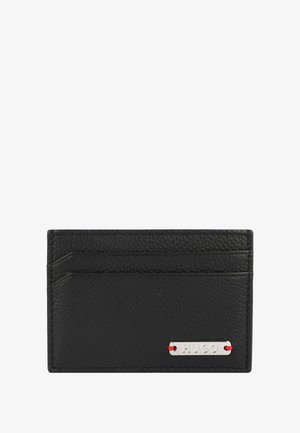 Portafoglio in pelle nera con quattro slot per carte, texture embossata e una placca metallic silver con accento rosso.