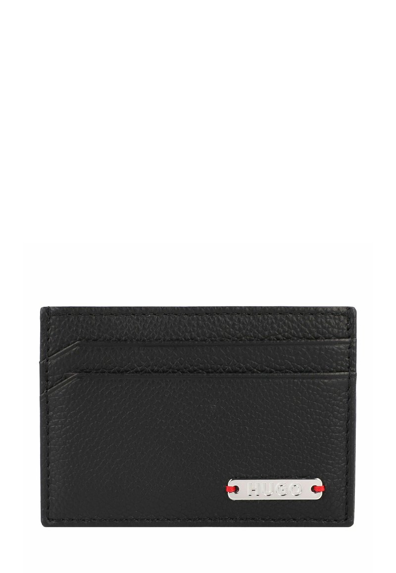 Portafoglio in pelle nera con quattro slot per carte, texture embossata e una placca metallic silver con accento rosso.