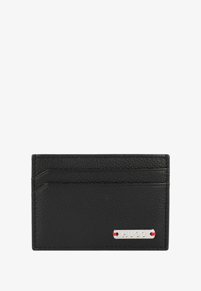 Portafoglio in pelle nera con quattro slot per carte, texture embossata e una placca metallic silver con accento rosso.