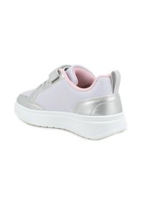 Scarpe da ginnastica bianche e argentate, con una superficie testurizzata, cinturino regolabile, collo imbottito e una suola spessa bianca.