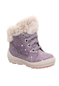 Lila Wildleder-Stiefeletten mit einem Kunstfellkragen, Sternmustern, silbernen Beschlägen und einer leichten Gummisohle für besseren Halt.