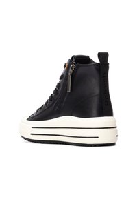 Zapatillas negras de caña alta con parte superior de cuero texturizado, suela de plataforma blanca, acentos de rayas negras, cierre de cremallera lateral y lazo en la parte trasera.