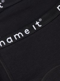 Svart bomullskalsong med en mjuk yta, med en bred elastisk midjeband märkt med "name it" i vit text.