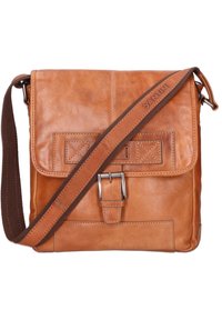 Borsa a spalla in pelle marrone con una finitura texturizzata, patta frontale, dettaglio in fibbia e tracolla in tessuto regolabile per un uso crossbody.