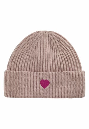 Bonnet en maille côtelée rose clair avec revers plié et petit cœur rose foncé brodé au centre du revers.