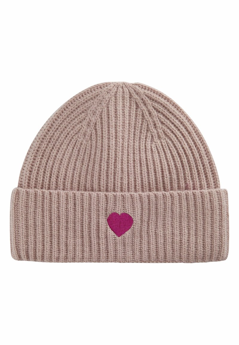 Bonnet en maille côtelée rose clair avec revers plié et petit cœur rose foncé brodé au centre du revers.