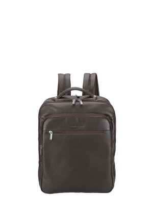 Sac à dos en cuir marron foncé avec poignée supérieure, deux bretelles, poche frontale zippée et tirettes de fermeture éclair argentées, présenté sur un fond blanc.