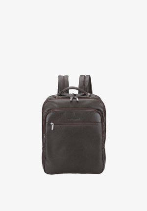 Sac à dos en cuir marron foncé avec poignée supérieure, deux bretelles, poche frontale zippée et tirettes de fermeture éclair argentées, présenté sur un fond blanc.