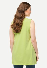 Ulla Popken LONG  CARREE-AUSSCHNITT ÄRMELLOS - Top - lime green