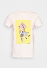Camiseta de algodón de color rosa claro con una ilustración impresa de dos figuras montando en bicicleta sobre un fondo amarillo. Corte casual, mangas cortas.