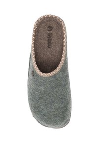 Zielona filcowa klapka z zaokrąglonym noskiem, beżowym przeszyciem wokół otworu i dekoracyjnym guzikiem z boku. Miękka faktura i prosty design.