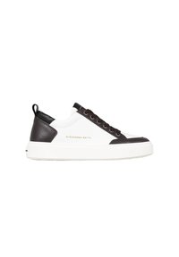 Sneaker bianca con dettagli in pelle nera, punta rotonda, suola in gomma e marchio dorato "Alexander Smith" sul lato. Presenta lacci piatti.