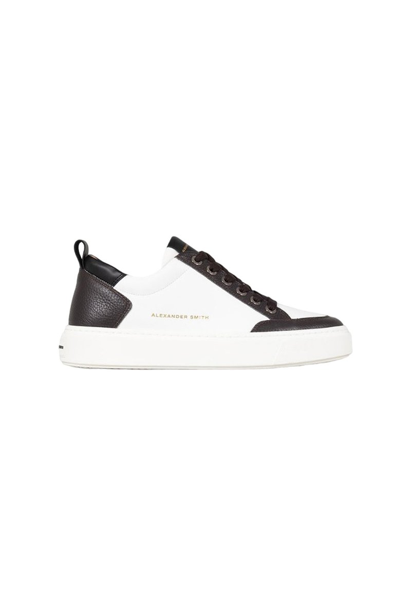 Sneaker bianca con dettagli in pelle nera, punta rotonda, suola in gomma e marchio dorato "Alexander Smith" sul lato. Presenta lacci piatti.