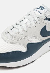 Nike Sportswear AIR MAX 1 - Tenisice - summit white/armory navy
