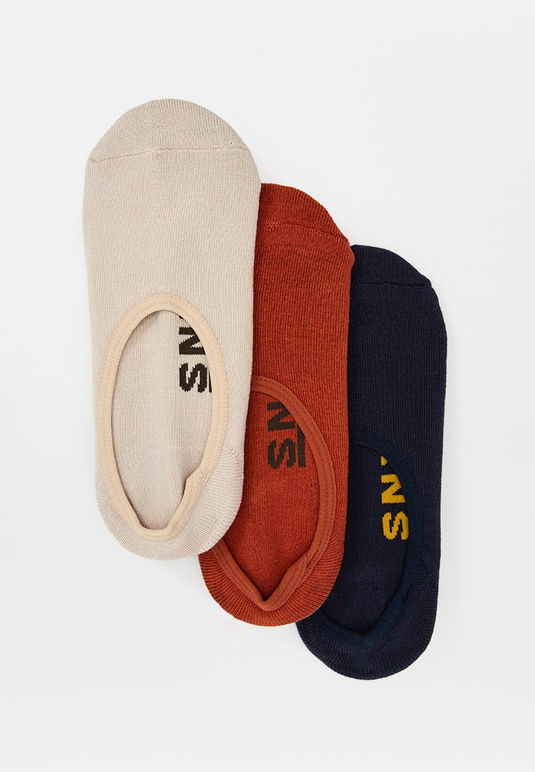 Trzy pary skarpetek niewidocznych w kolorach beżowym, rdzawym i granatowym. Posiadają miękką teksturę tkaniny oraz elastyczne otwory z detalem logo.
