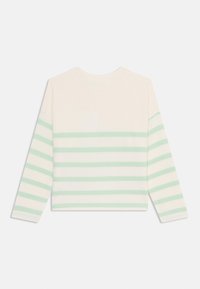 Langermet topp i krem med horisontale mintgrønne striper. Har en rund halslinning og avslappet passform. Myk stofftekstur.