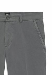 Szare chinosy wykonane z gładkiego, lekkiego materiału, z zapięciem na guzik, kieszeniami po bokach oraz subtelnymi detalami przeszyć.