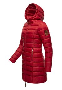 Sarkans pūkains mētelis ar kapuci, ar horizontālu quilted dizainu, ar rāvējslēdzēju priekšpusē, sānu kabatām un brūnu logotipa uzšuvumu uz piedurknes.