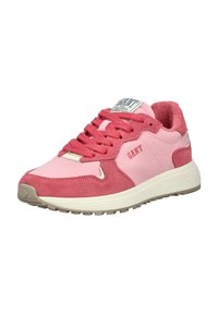 Różowe sneakersy z połączeniem gładkich i zamszowych tekstur, z zaokrąglonym noskiem, sznurowanym zapięciem i białą podeszwą środkową. Wyeksponowane logo "GANT".