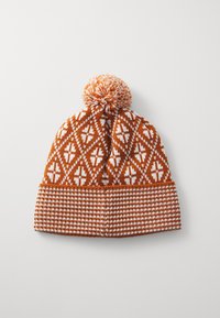 Strickmütze in Orange und Weiß, mit einem geometrischen Muster und einem Bommel oben. Ein gerippter Saum am Grund verleiht Textur.