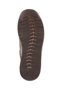 Semelle de chaussure en caoutchouc brun avec une surface texturée et décorée, présentant des rainures horizontales et un design de bout rond pour une meilleure adhérence.