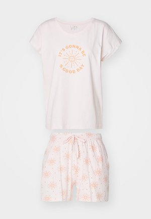 Ljust rosa bomullspyjamas med kortärmad topp som har en orange solgrafik och texten "Det kommer bli en bra dag"; matchande shorts med solmönster.