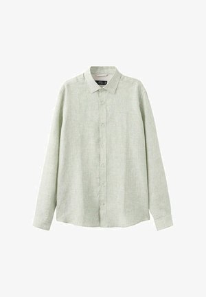 Koszula z długim rękawem zapinana na guziki, z pionowymi jasnooliwkowymi i białymi paskami, z kołnierzem w szpic i mankietami zapinanymi na guziki, prezentowana na jednolitym tle.